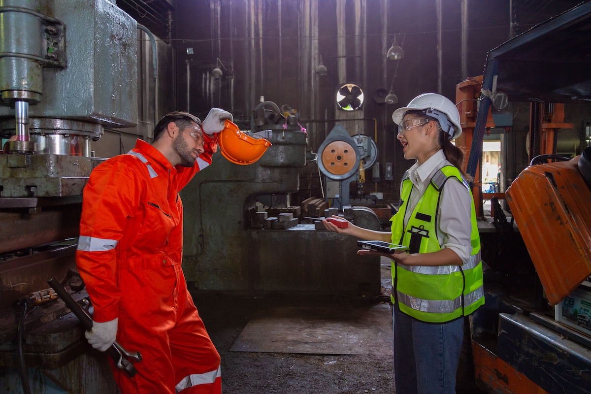 Inspectori RSVTI în cadrul inspecției echipamentelor industriale Inspectori RSVTI verificând echipamente industriale într-o fabrică